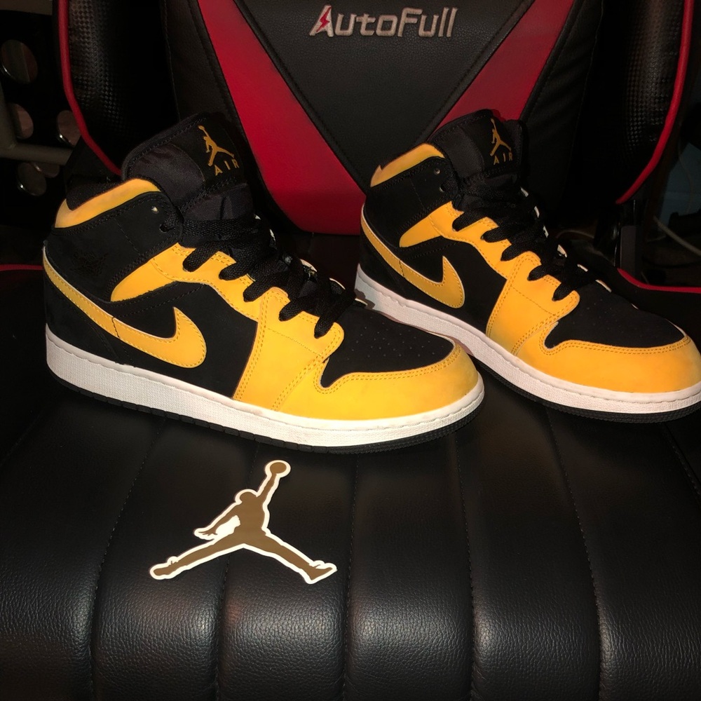Jordan 1 Mid Reverse New Love ( Deal ends in 24hrs)